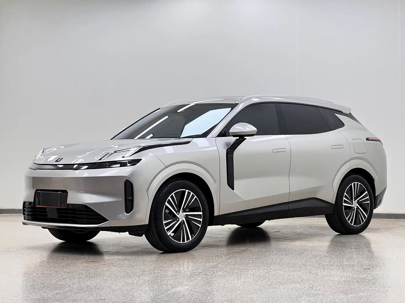 Lynk & Co 08 EM-P