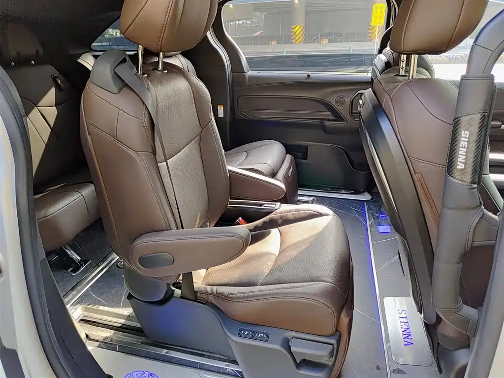 Toyota Sienna 2023 2.5L Hybrid Platinum Edition фото 10
