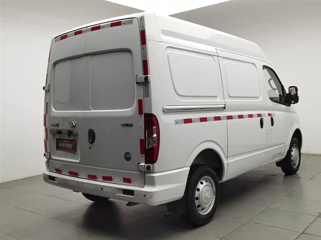 SAIC Maxus Xintu V80 2023 2.0T Manual Classic City Delivery King Short Wheelbase Medium Roof 3 Seats фото 2