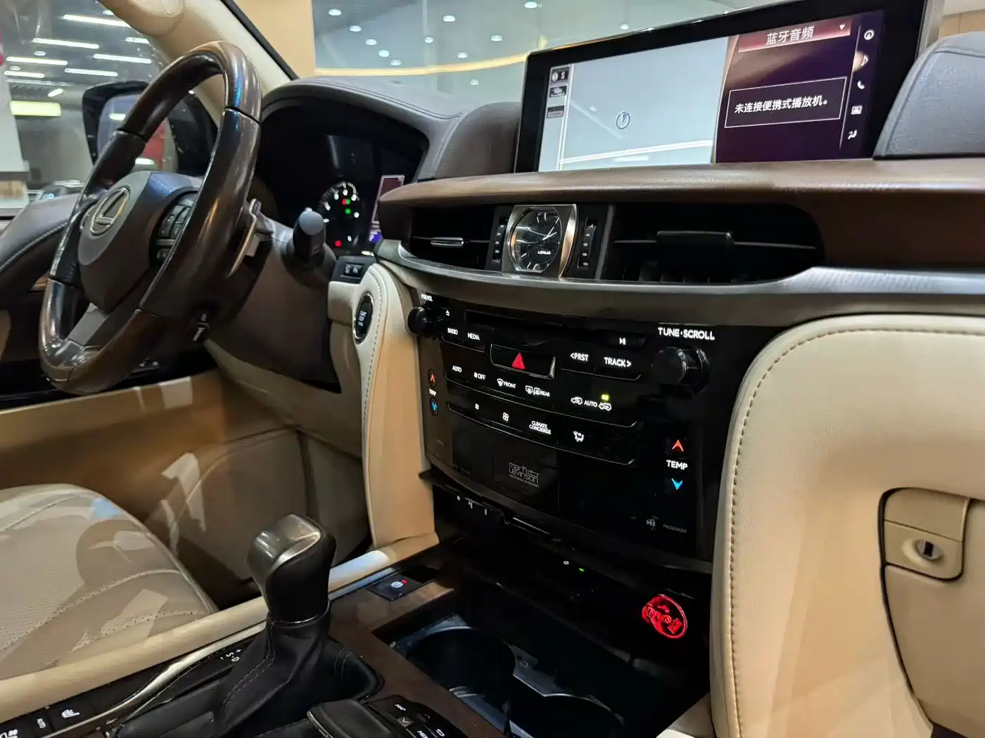 Lexus LX фото 7