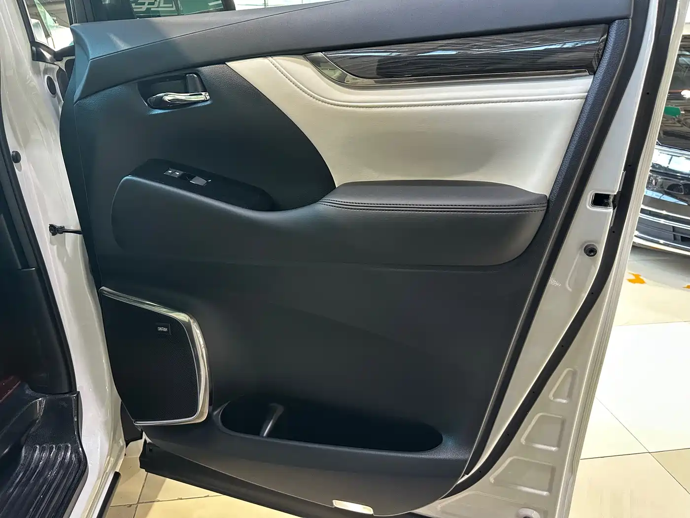 Lexus LM 2021 2020 300h Seven-Seater Elegance Edition