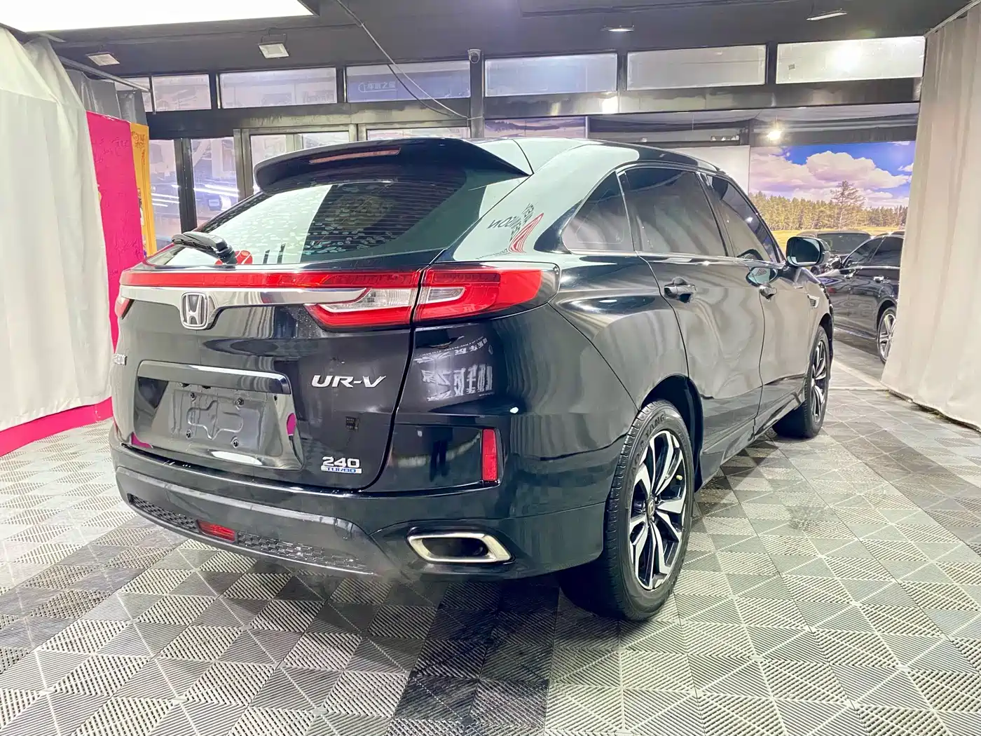 Photo 7 - Honda UR-V