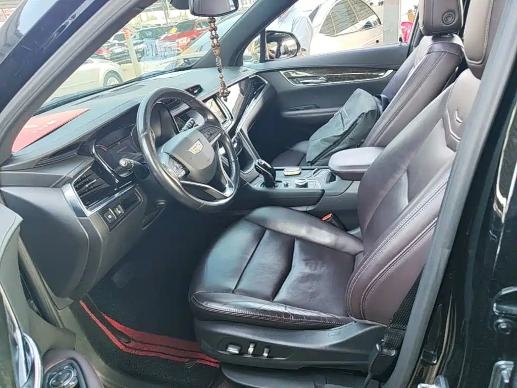Photo 15 - Cadillac XT6