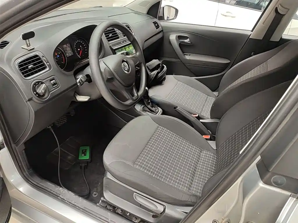 Volkswagen Polo 2014 1.4L Automatic Comfort Edition фото 16