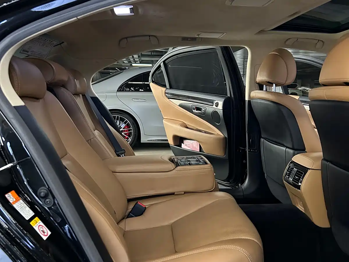 Lexus LS 2016 460L фото 9