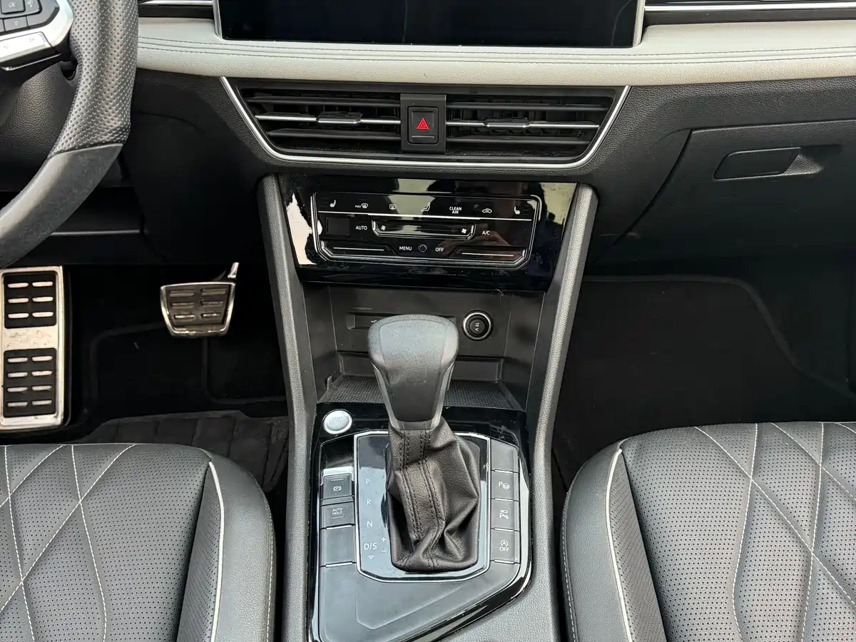 Volkswagen Tiguan L 2024 330TSI Automatic 2WD R-Line Premium Enjoyment Edition фото 15
