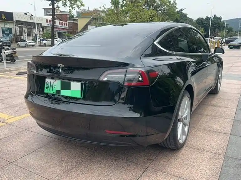 Фото 4 - Tesla Model 3