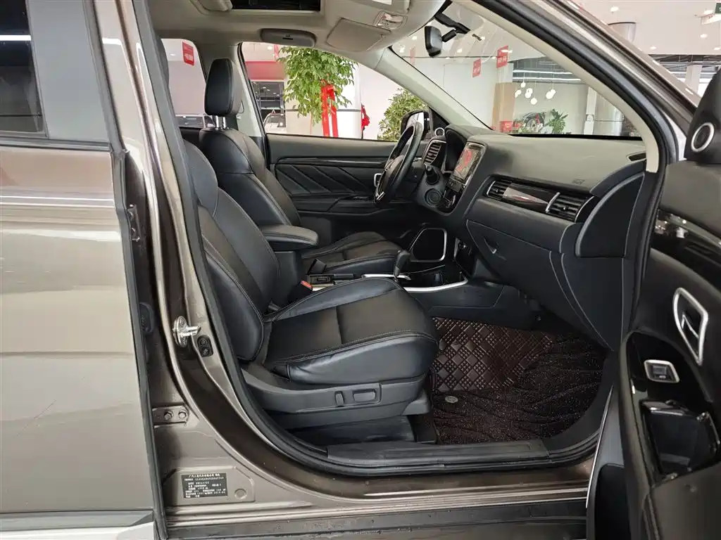 MITSUBISHI OUTLANDER