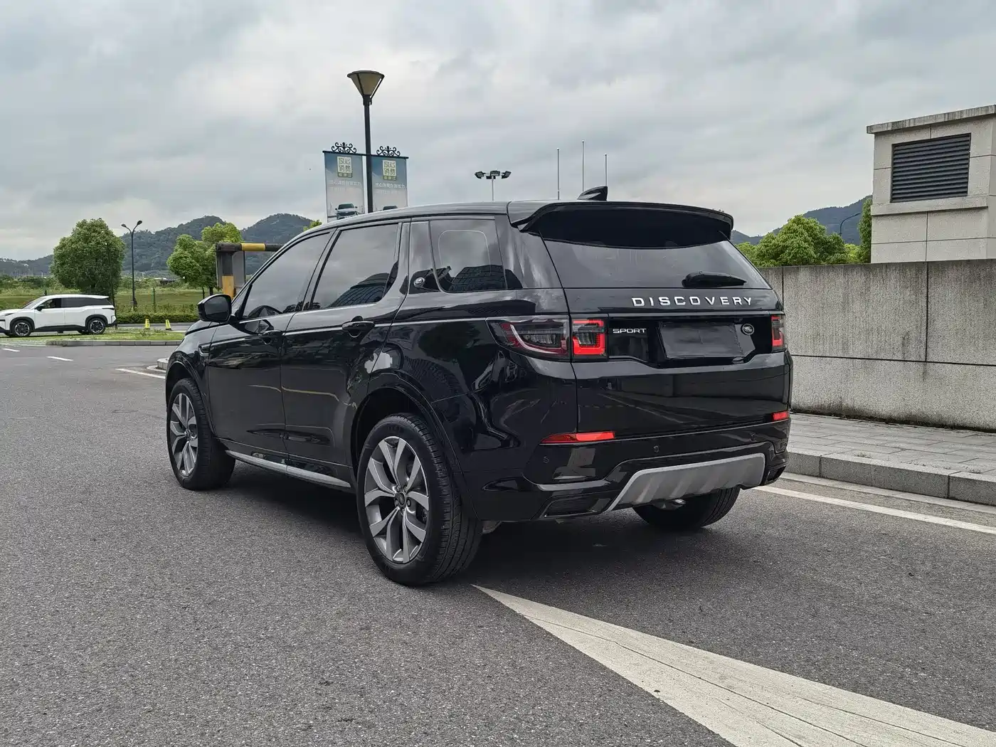 Land Rover Discovery Sport 2024 Luxury Custom Edition фото 3