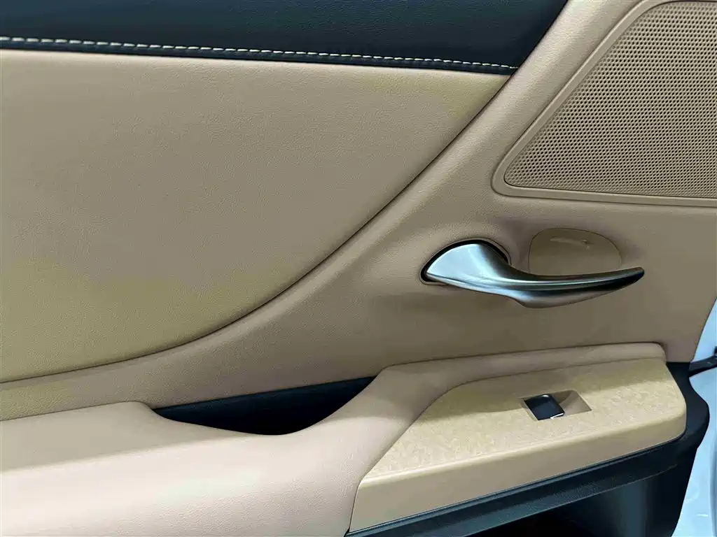 Lexus ES 2025 200 Ultimate Edition фото 11