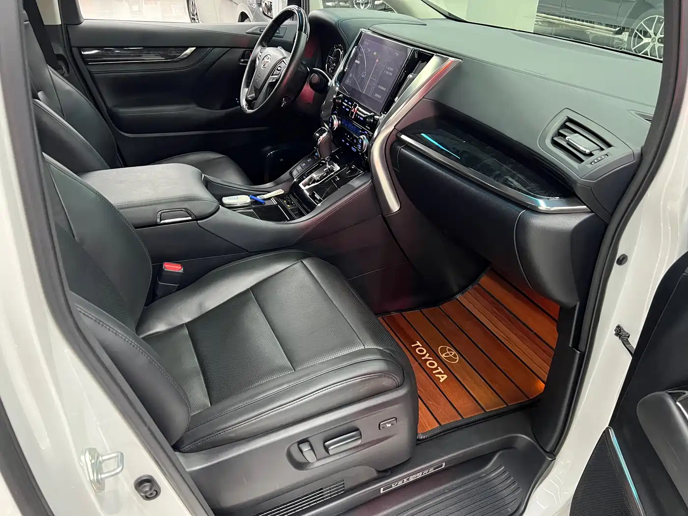 Toyota Vellfire 2021 Crown Hybrid 2.5L HV Luxury Edition фото 22