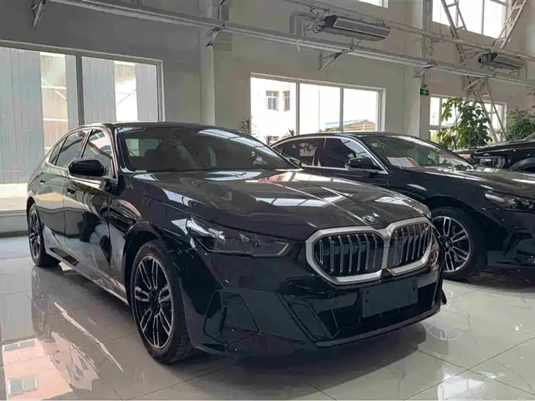 BMW 5 Series 2025 530Li Leading M Sport Package фото 2