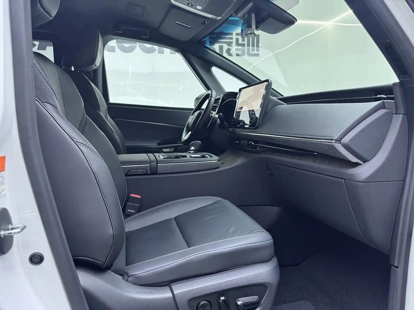 Lexus LM 2023 500h 6-Seater Prestige Edition фото 13