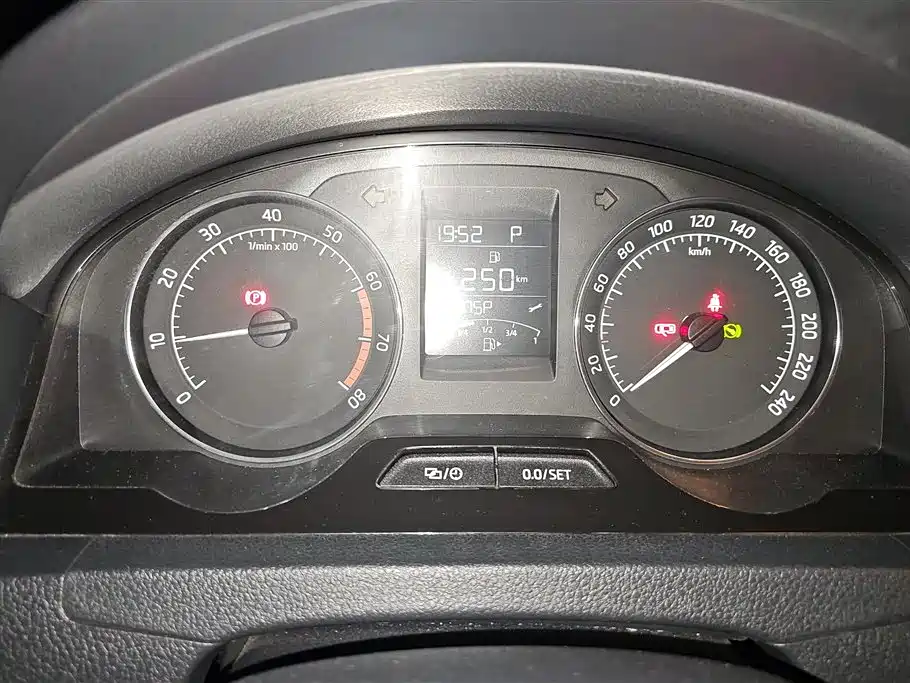 Škoda Skoda Rapid Spaceback 2014 1.6L Automatic Joy Edition фото 14