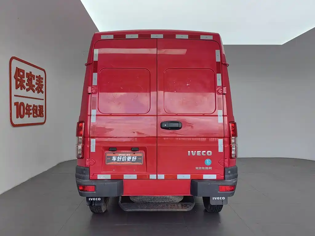 Iveco Daily 2023 2021 Model 2.8T V35 VAN Cargo Van 3 Seats Short Wheelbase Medium Roof Single Tire Manual Door