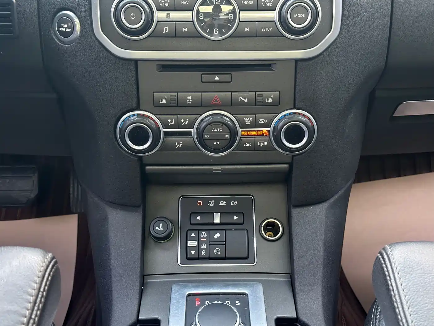 Land Rover Discovery 2015 3.0 SC V6 SE фото 15
