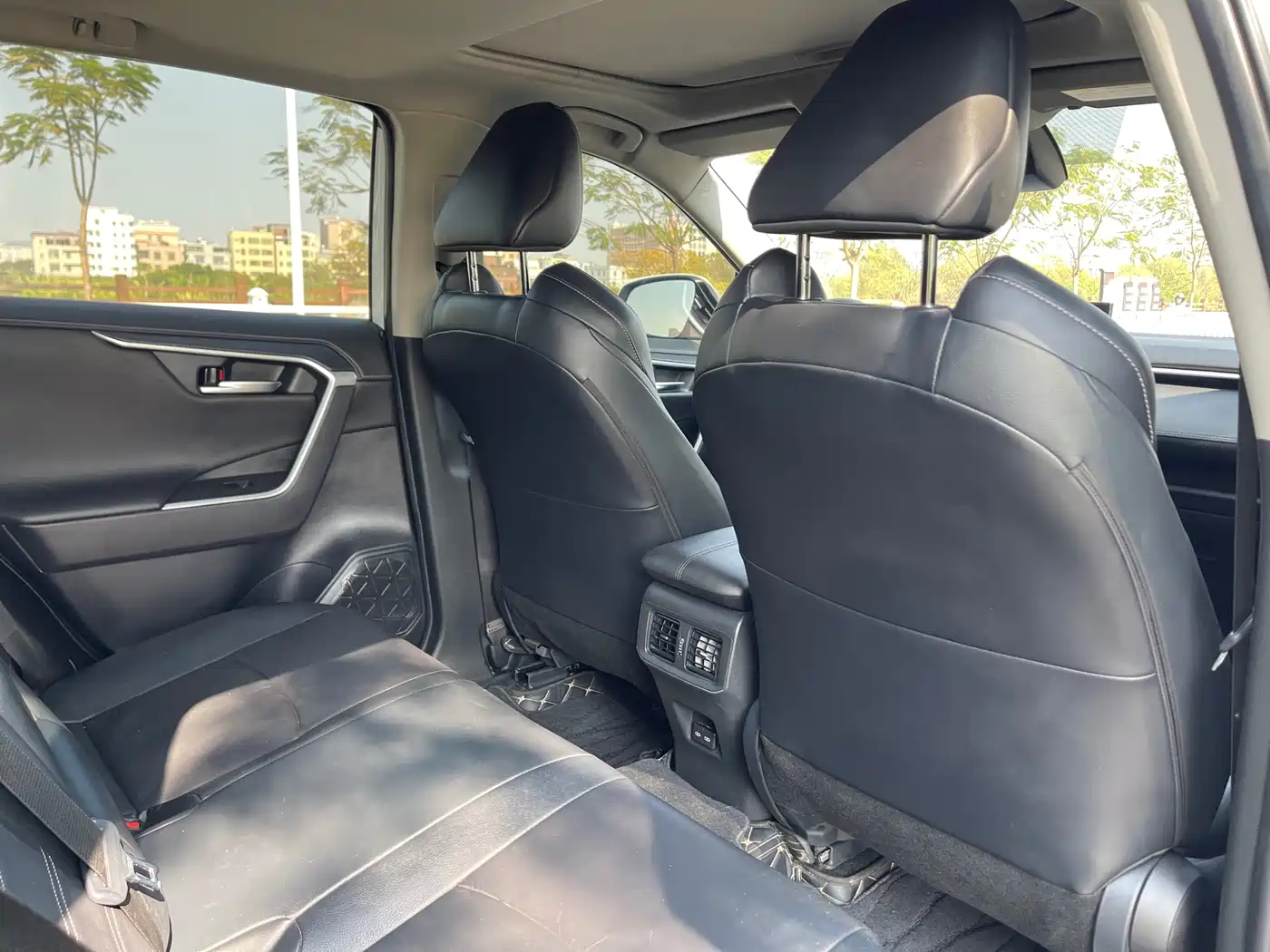 Toyota Wildlander 2022 2.0L CVT AWD Luxury Edition фото 13