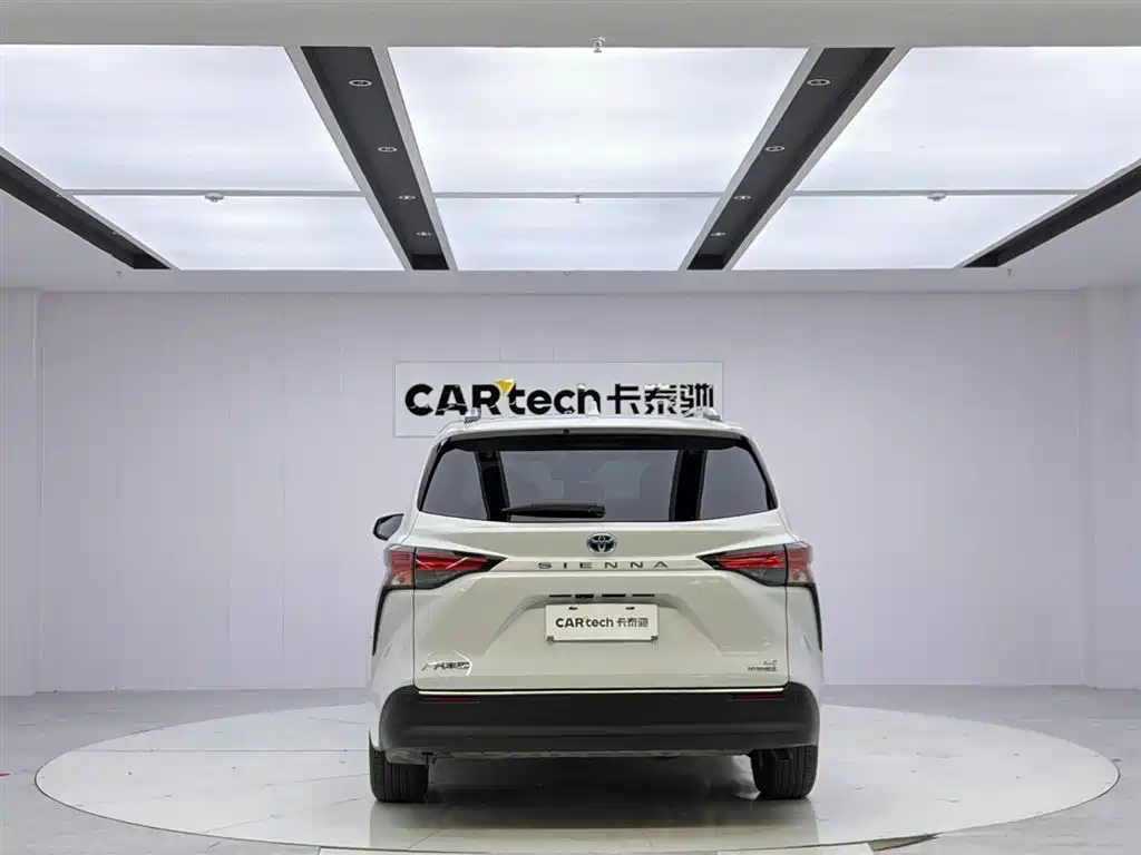 Toyota Sienna 2023 2.5L Hybrid Comfort Edition фото 4