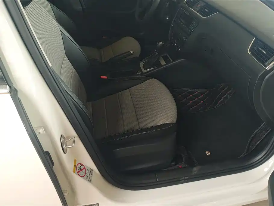 Škoda Octavia 2016 1.6L Automatic Pioneer Edition фото 8