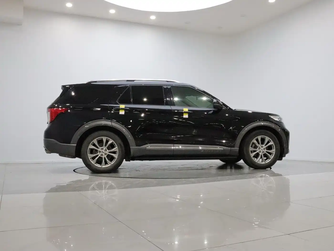Фото 8 - Ford Explorer