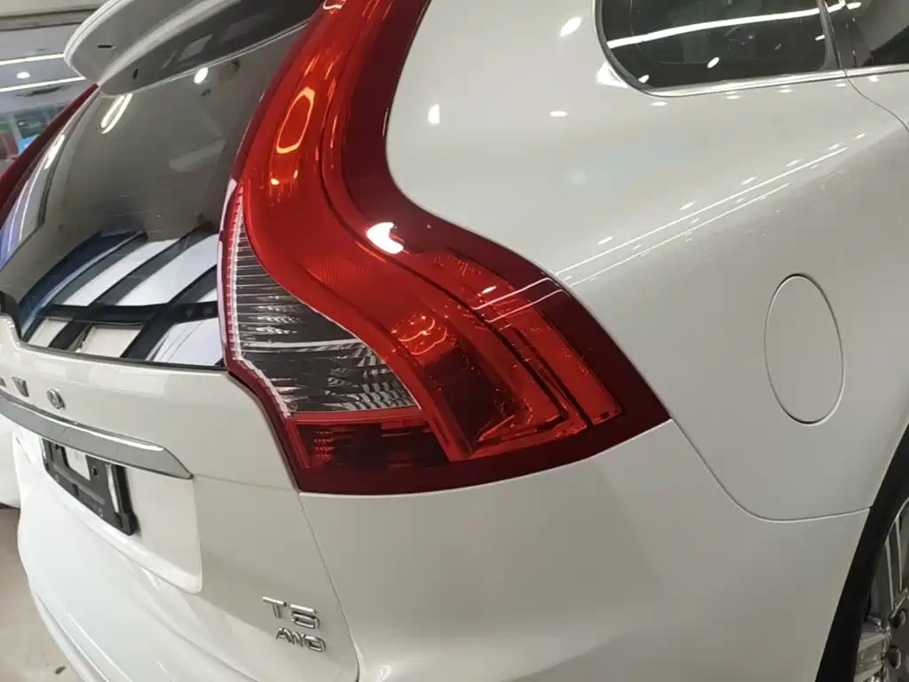 Фото 8 - Volvo XC60