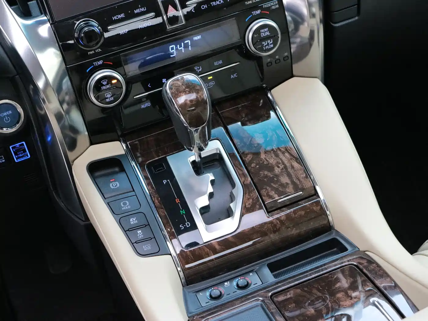 Toyota Alphard 2021 Hybrid 2.5L Luxury фото 13