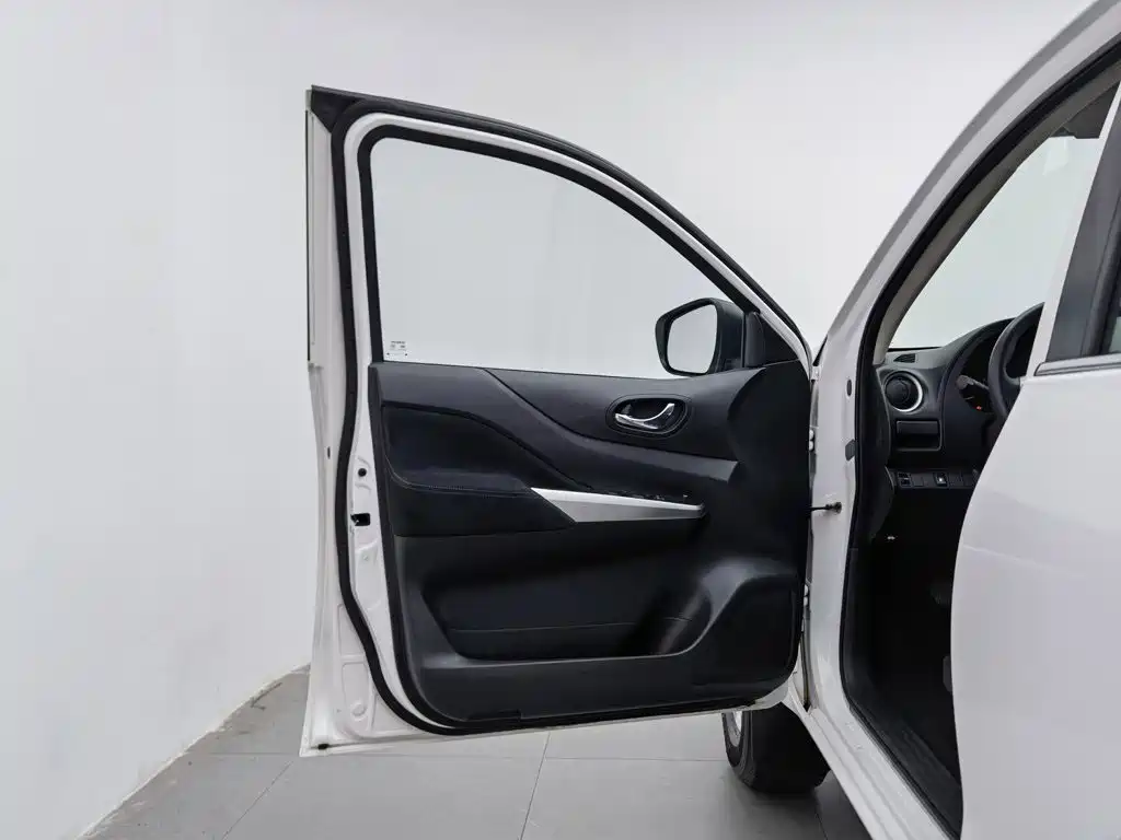 Nissan Navara 2017 2017 Model 2.5L Manual 2WD Luxury QR25