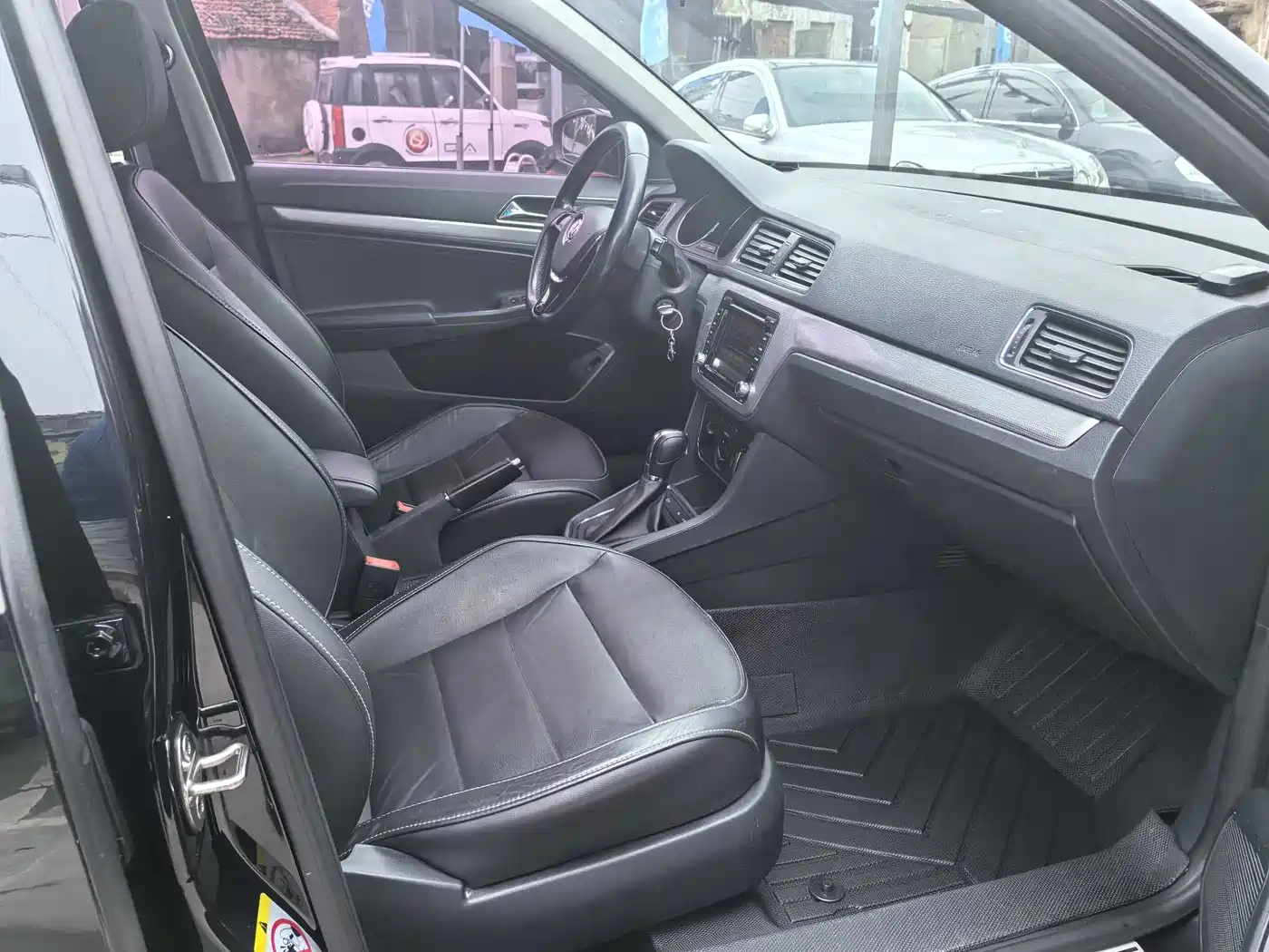 Volkswagen Lavida 2015 1.6L Automatic Comfort Edition фото 7