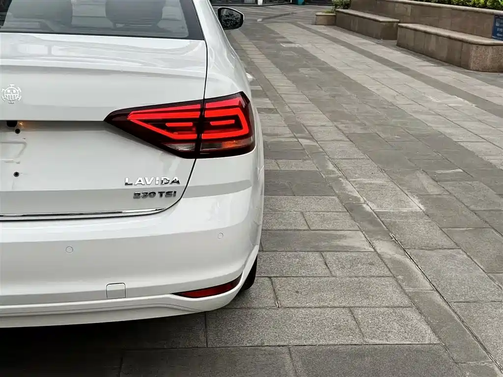 Volkswagen Lavida 2015 230TSI DSG Luxury Edition фото 8