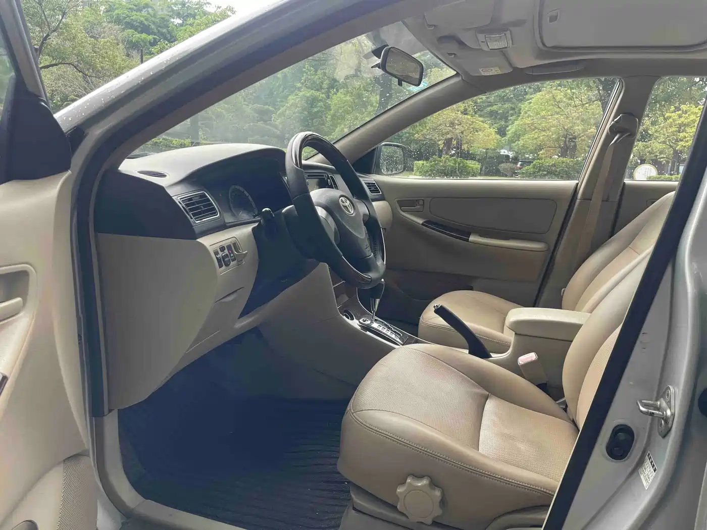 Toyota Corolla 2013 1.6L Automatic Luxury фото 4