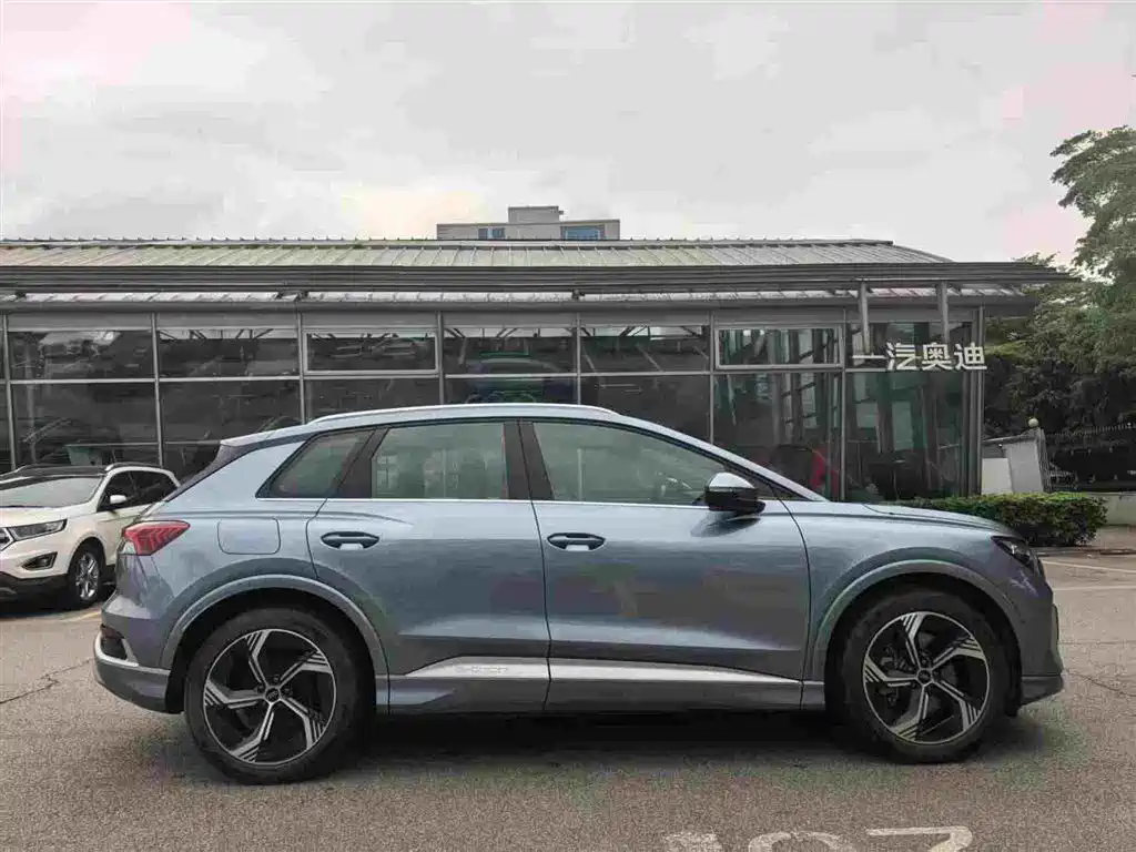 AUDI Q4 E TRON