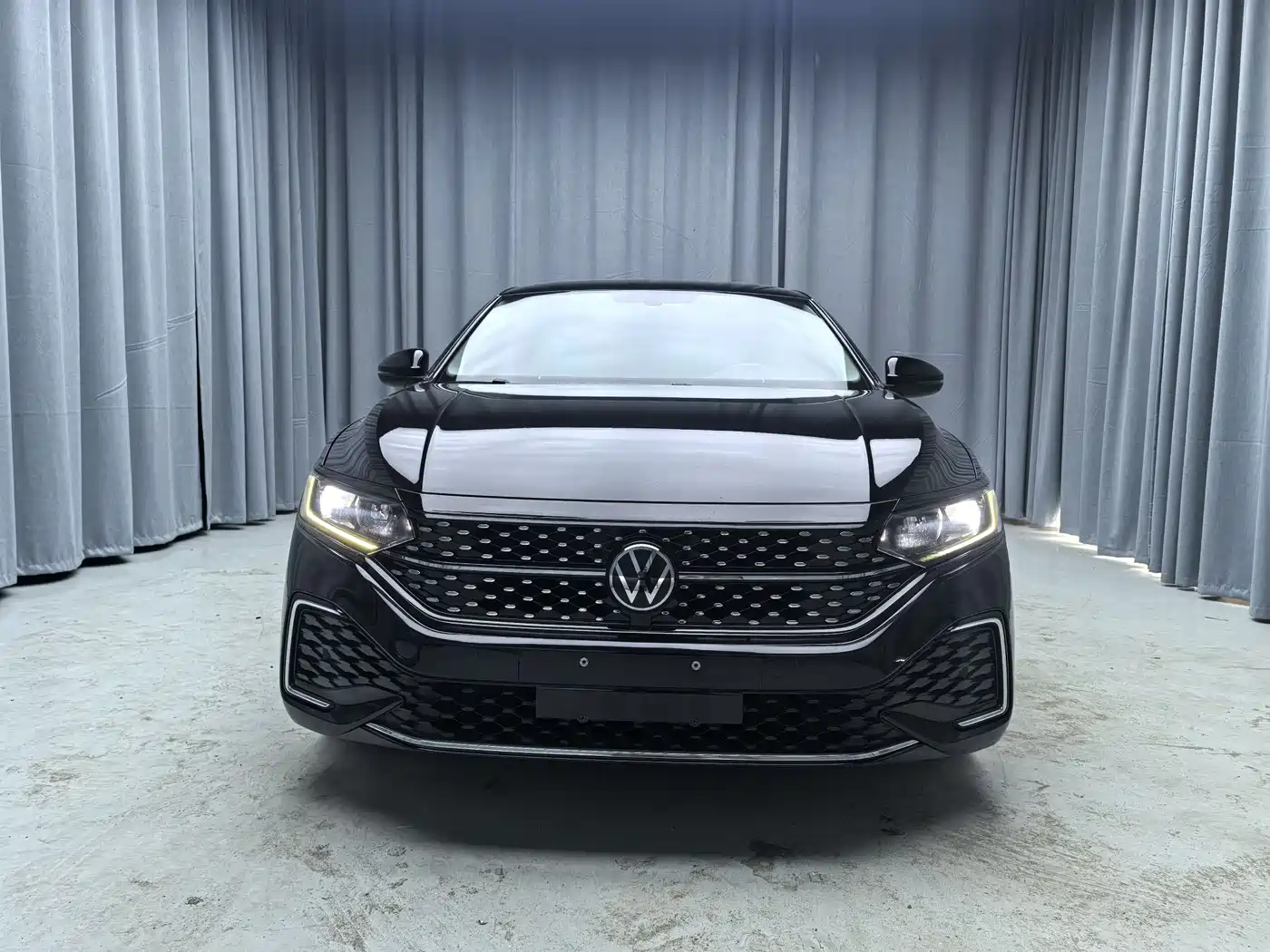 Volkswagen Passat 2023 280TSI Starlight Elite Edition фото 2