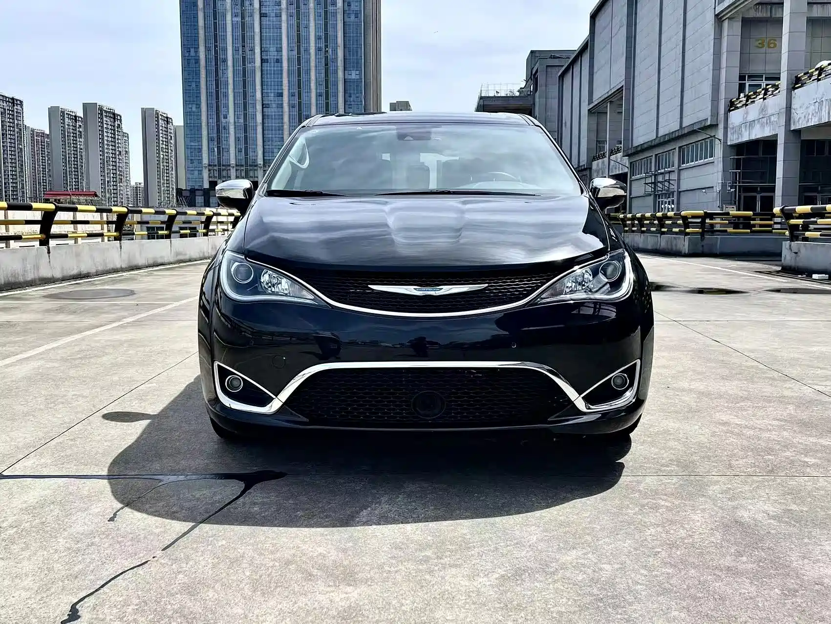 Фото 3 - Chrysler Pacifica PHEV