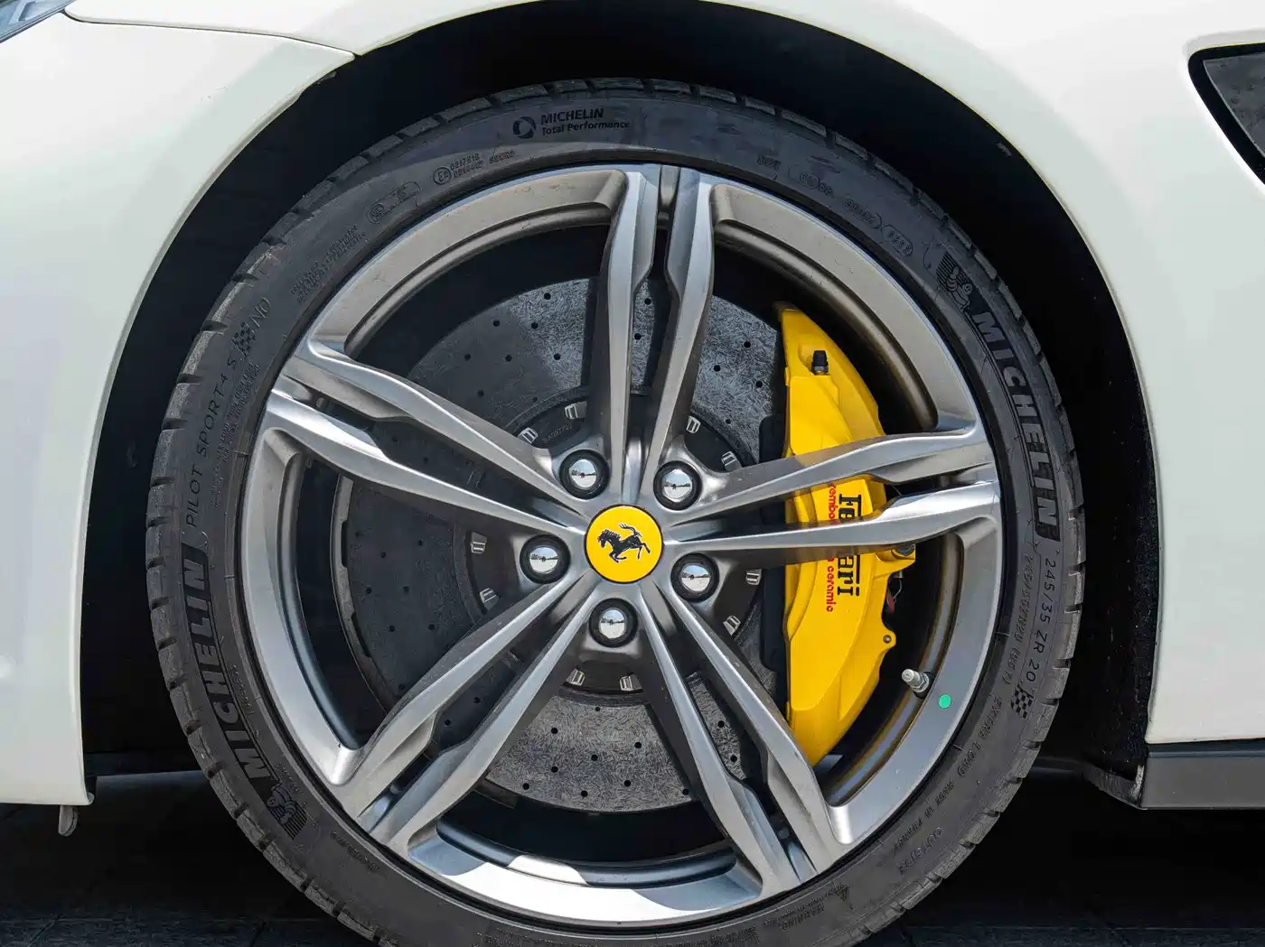 Ferrari GTC4Lusso 2016 6.3L V12 фото 4