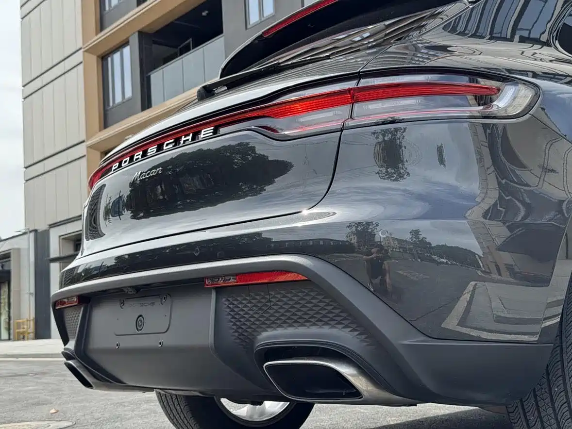 PORSCHE MACAN