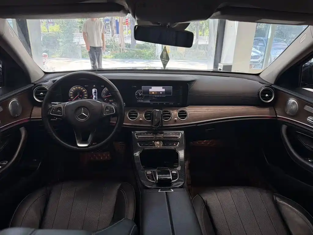 Фото 6 - Mercedes-Benz E-Class