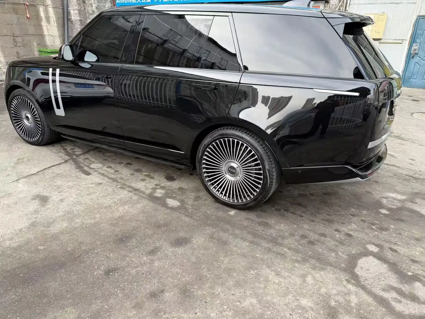 Land Rover Range Rover 2024 3.0 L6 400PS Genesis Extended фото 12