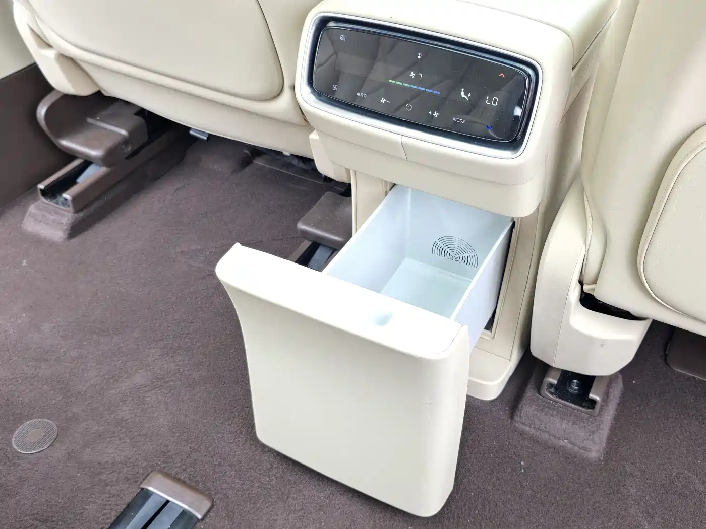 AITO Wenjie AITO M9 2024 Range Extender Max Edition 42kWh 6-seater фото 16