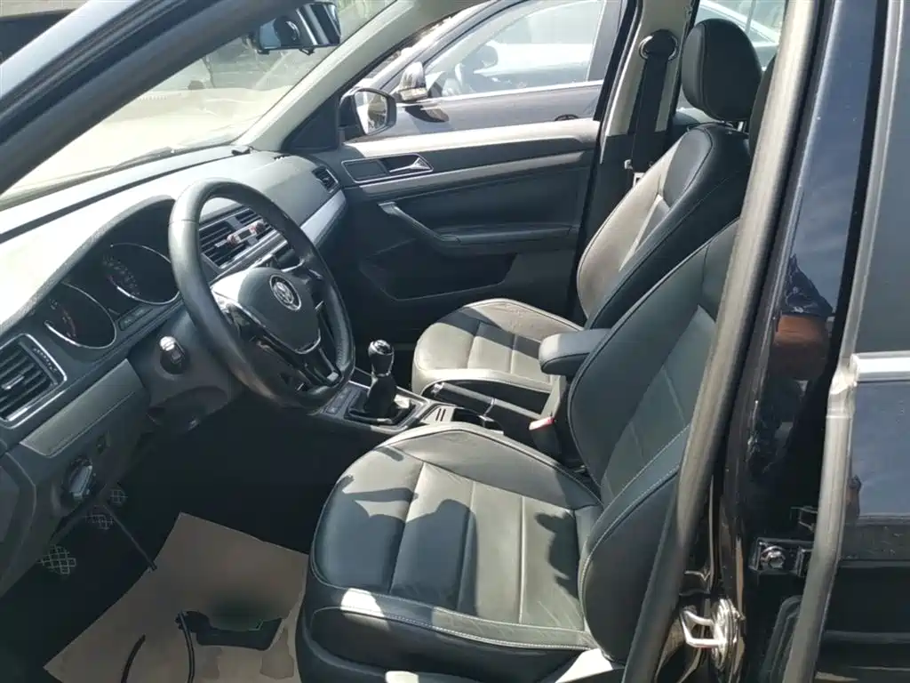 Volkswagen Lavida 2015 1.6L Manual Comfort Edition фото 15
