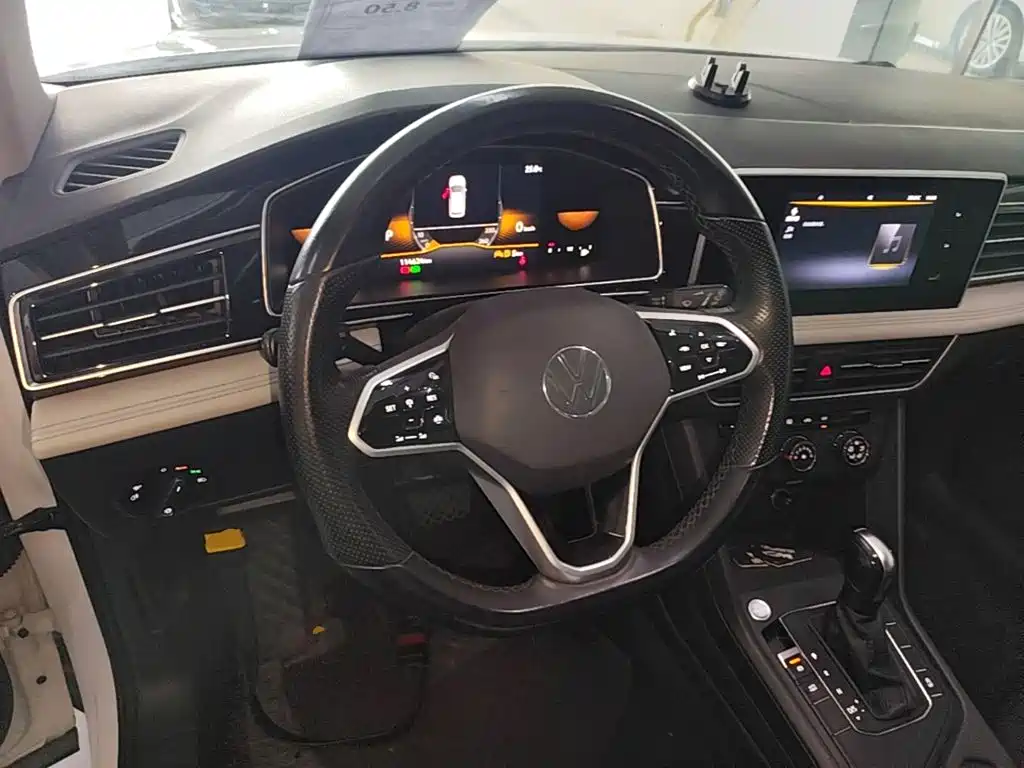 Photo 11 - Volkswagen Tiguan L