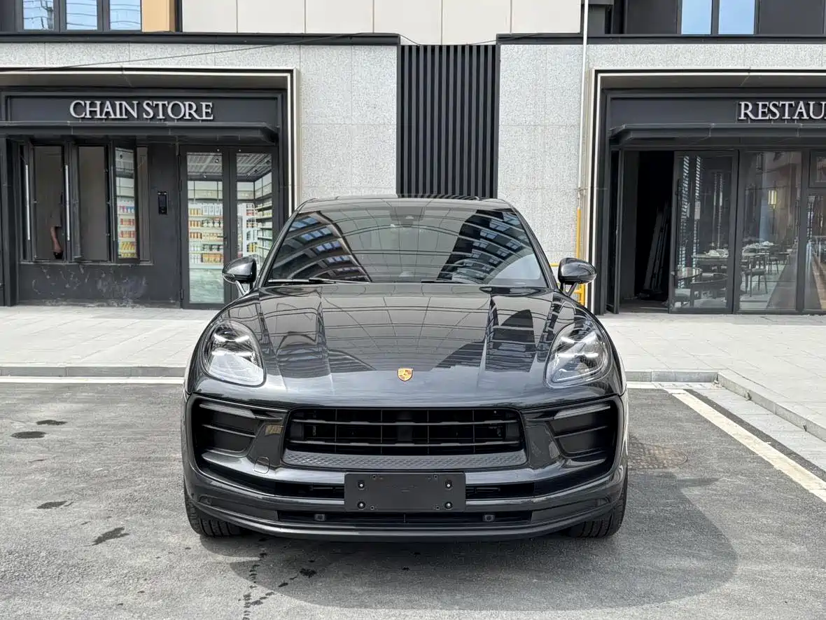PORSCHE MACAN