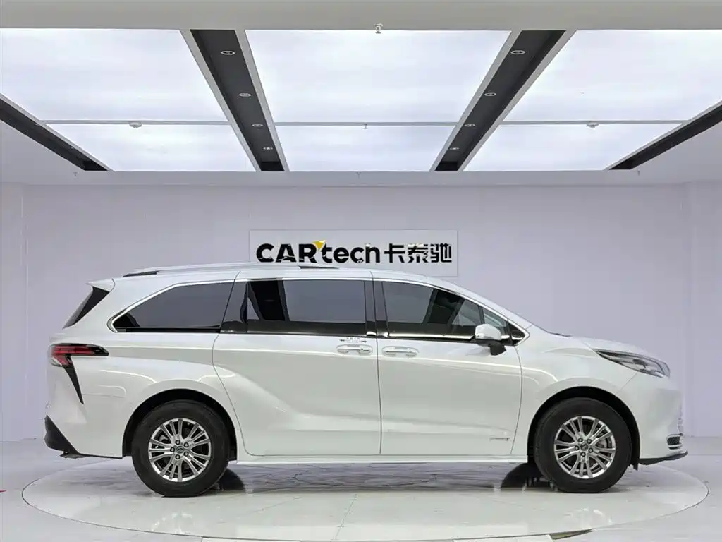 Toyota Sienna 2023 2.5L Hybrid Comfort Edition фото 6
