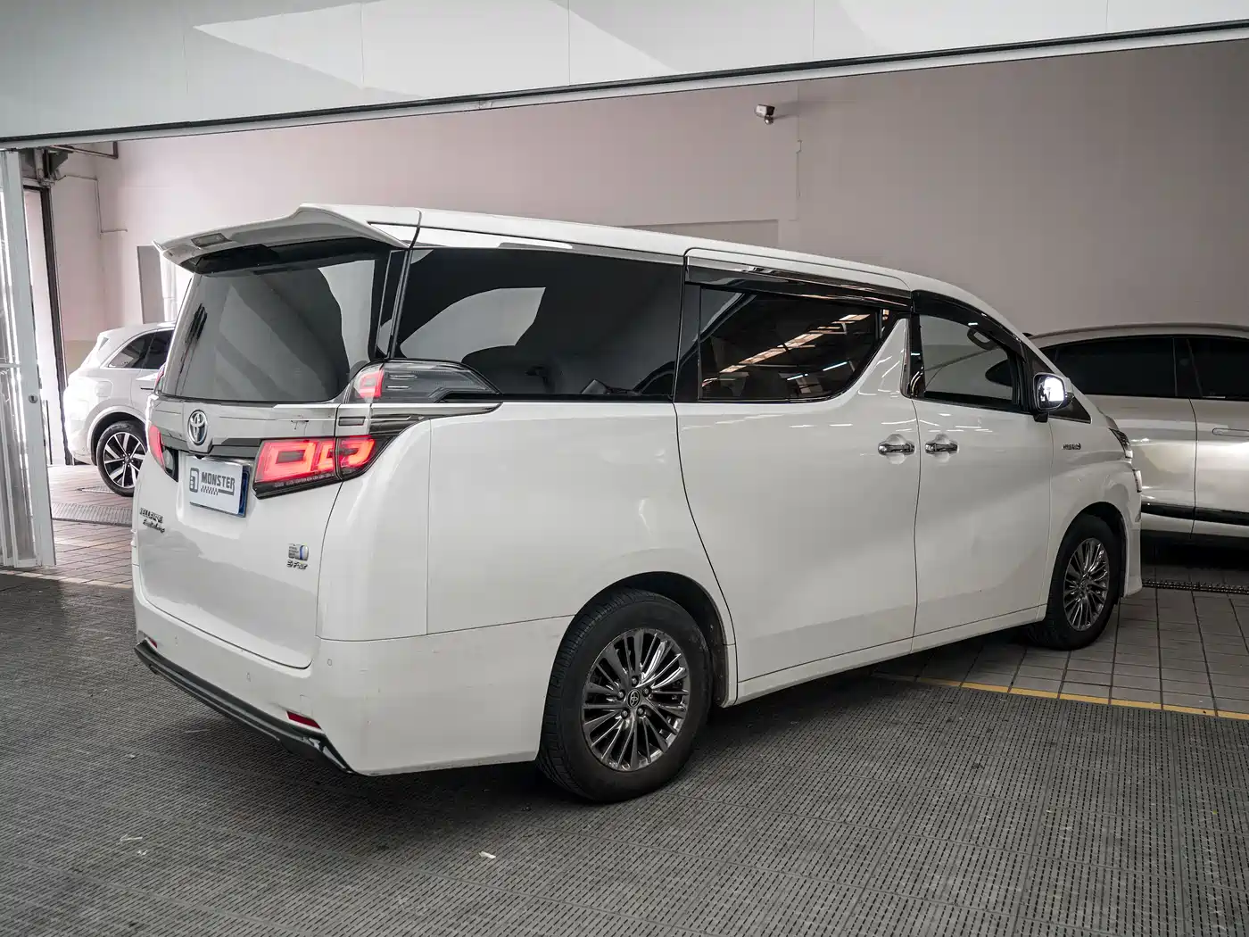 Toyota Vellfire 2021 Crown Hybrid 2.5L HV Premium Edition фото 6