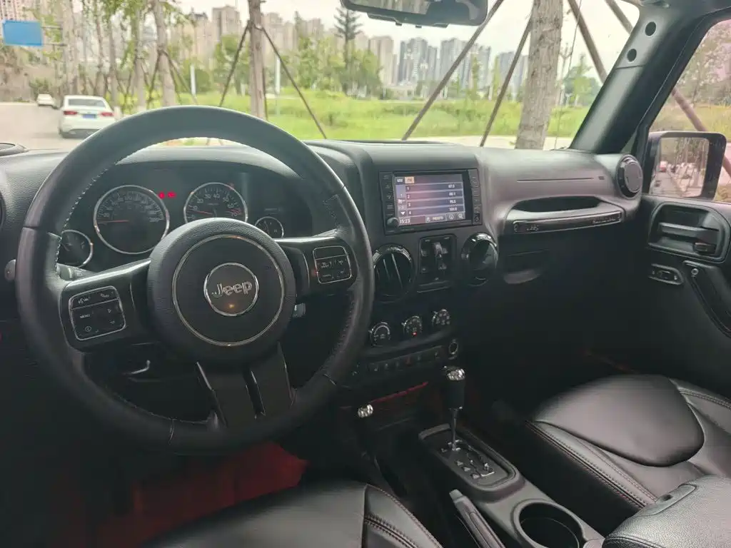 Photo 14 - Jeep Wrangler