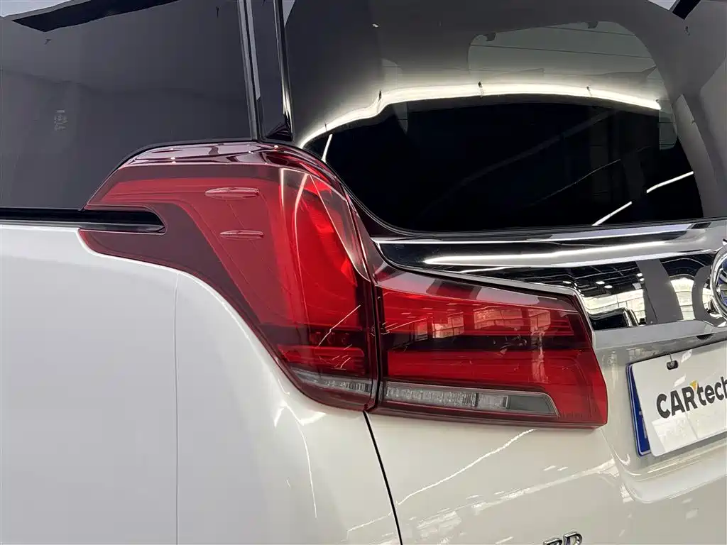 Toyota Alphard 2019 Hybrid 2.5L Luxury фото 10