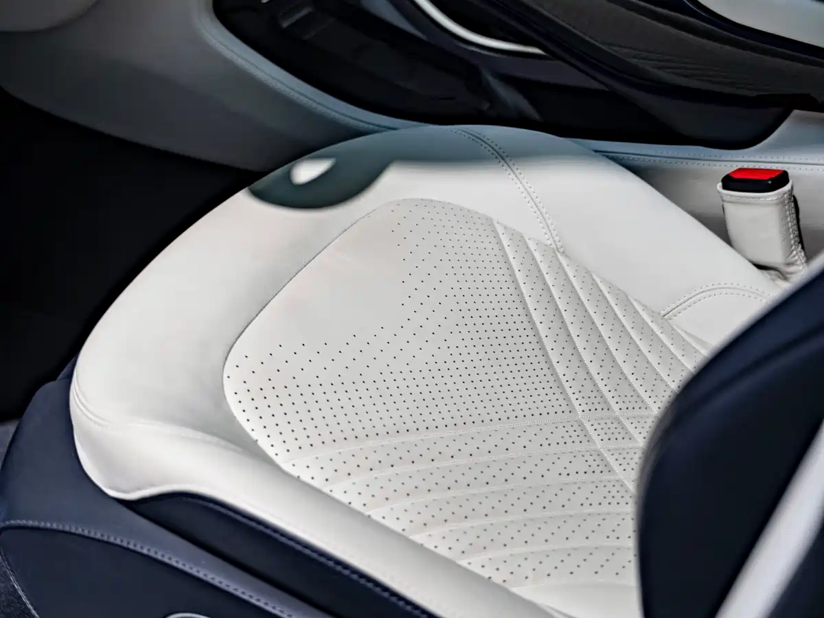 Photo 13 - Aston Martin DBX