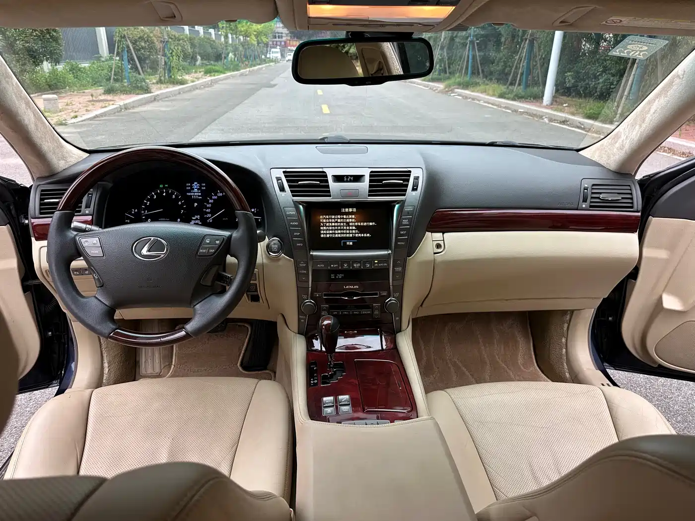 Фото 12 - Lexus LS