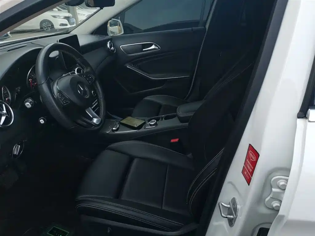 Mercedes-Benz GLA 2017 GLA 200 Dynamic фото 15