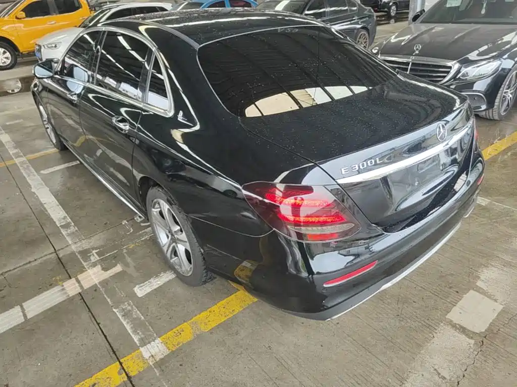 Фото 5 - Mercedes-Benz E-Class