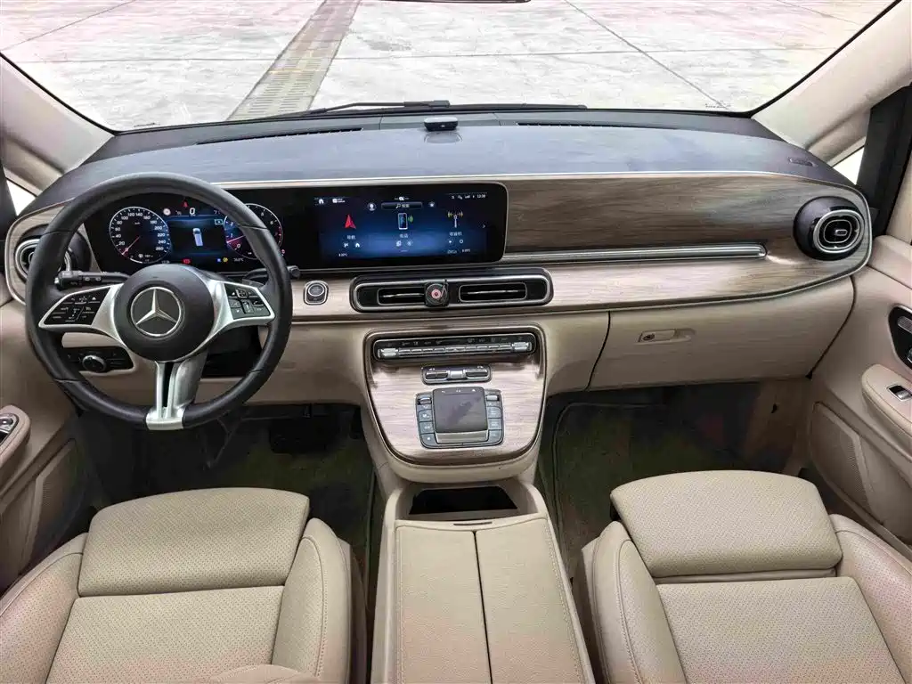 Photo 10 - Mercedes-Benz V-Class